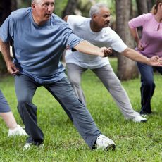 Ejercicios físicos para mantener el bienestar de las personas mayores