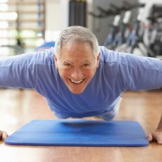 Cinco ejercicios para fortalecer las piernas después de los 60 años