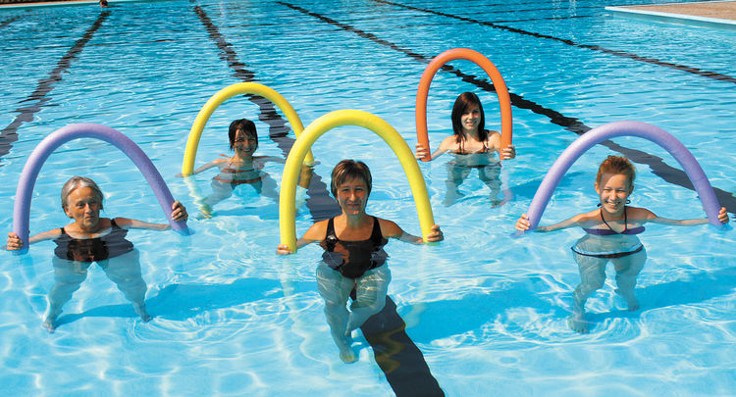 5 beneficios de la gimnasia acuática en personas mayores