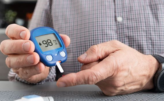 ¿Cómo bajar la glucosa en personas de la tercera edad?