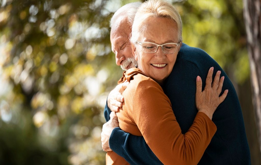 el-poder-de-la-risa-en-la-salud-emocional-de-los-adultos-mayores