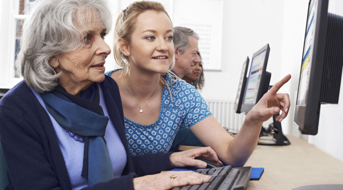 algunas-iniciativas-buscan-superar-la-brecha-digital-en-personas-mayores