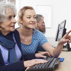 Uso de la tecnología en adultos mayores: una herramienta para una vida plena y conectada