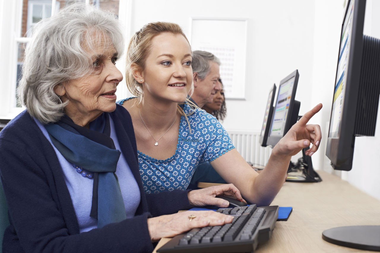 Uso de la tecnología en adultos mayores: una herramienta para una vida plena y conectada