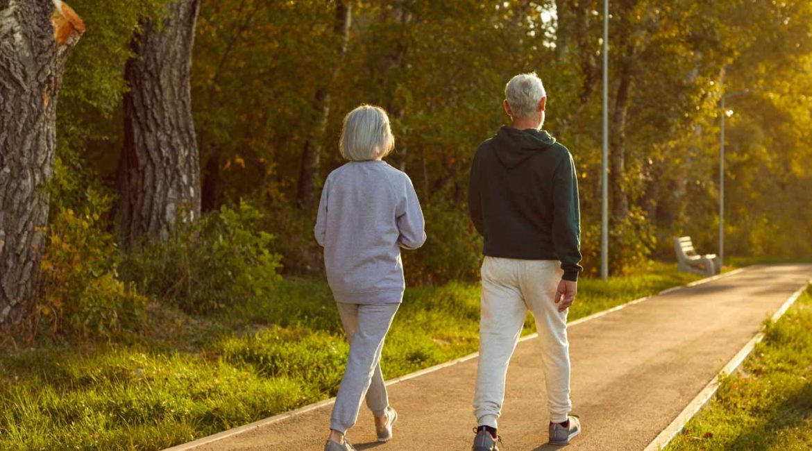 beneficios-de-las-caminatas-al-aire-libre-para-adultos-mayores