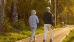 beneficios-de-las-caminatas-al-aire-libre-para-adultos-mayores