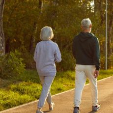Beneficios de las caminatas al aire libre para Adultos Mayores