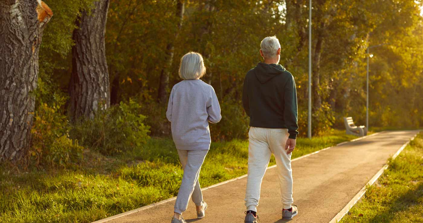 Beneficios de las caminatas al aire libre para Adultos Mayores