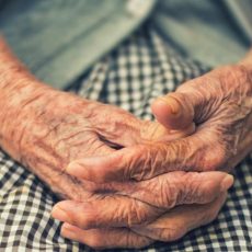 Señales de que un adulto mayor necesita cuidados especializados