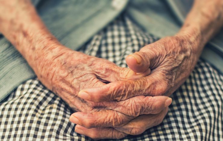 senales-de-que-un-adulto-mayor-necesita-cuidados-especializados